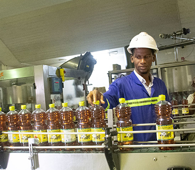 Huile raffinée de coton, 100% issue de l’agriculture camerounaise et riche en vitamine A et E, Diamaor est sans cholestérol et idéale pour les fritures, les cuissons et les assaisonnements.